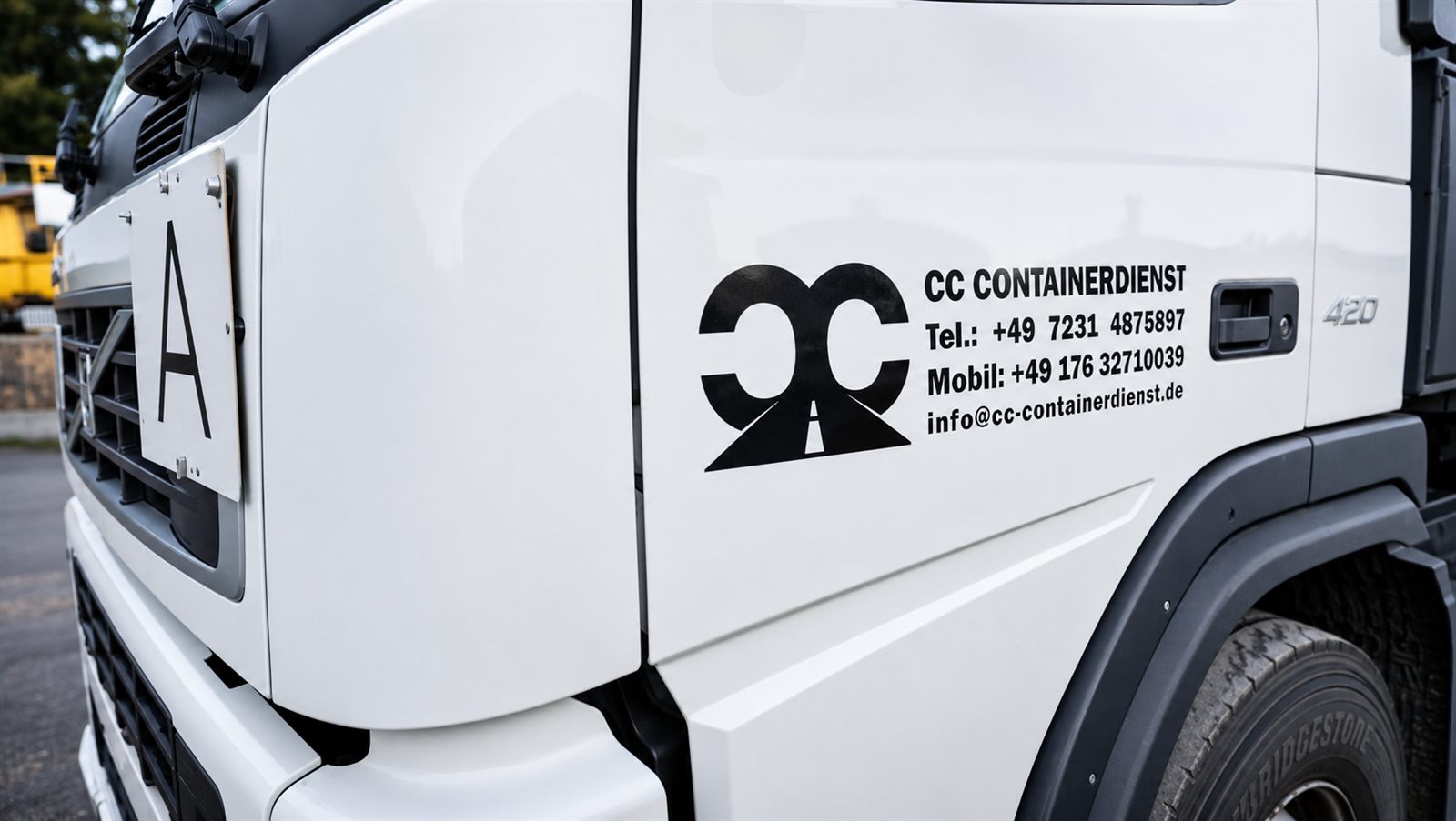 Dieselbe LKW-Tür mit Logo, Telefonnummern und E-Mail-Adresse, beschriftet von X DIZAYN