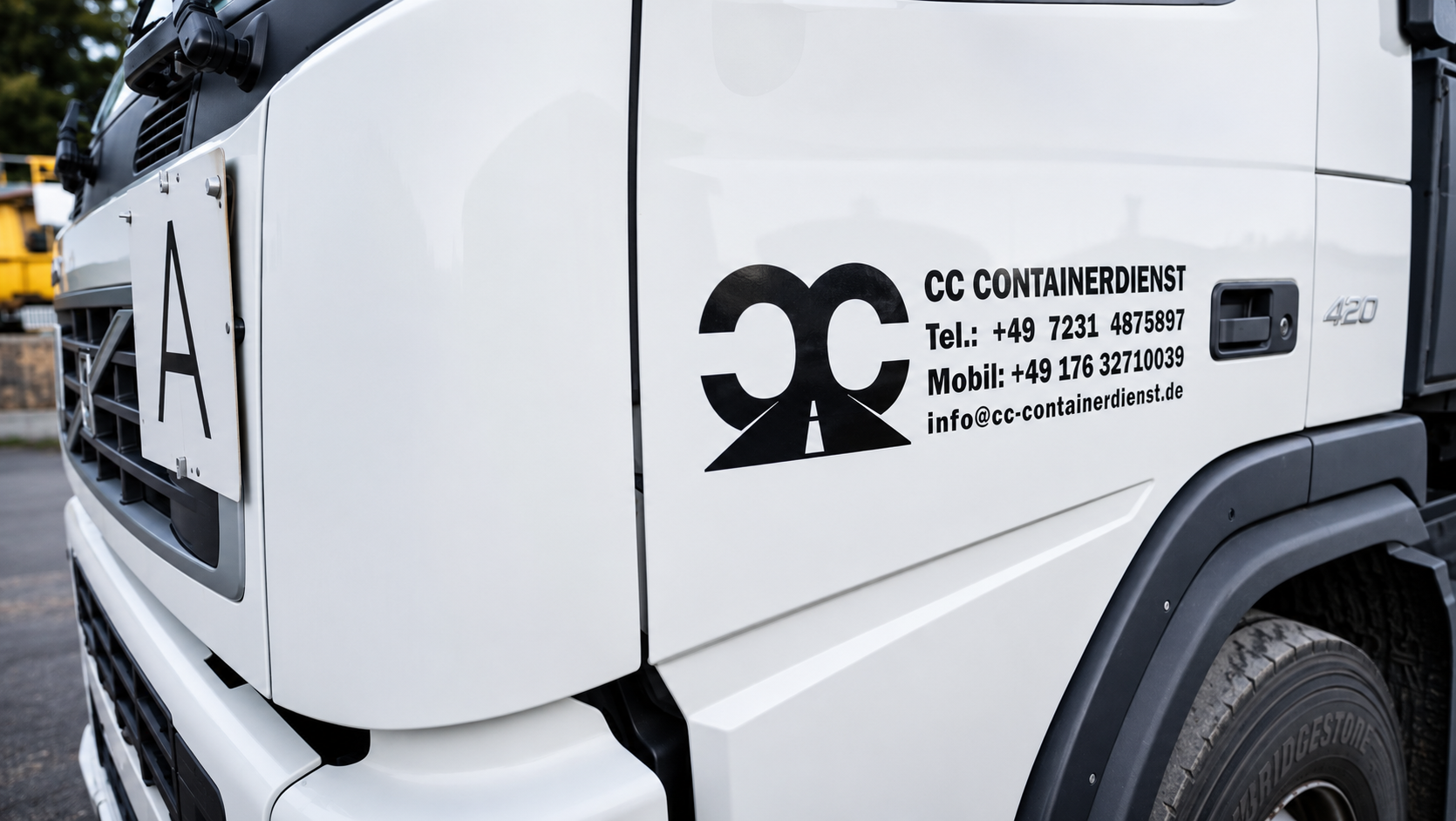 Transporter mit Firmenbeschriftung von X DIZAYN